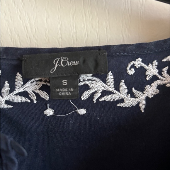 Adorable J.Crew navy flutter-sleeve embroidered top - size S - Picture 5 of 6